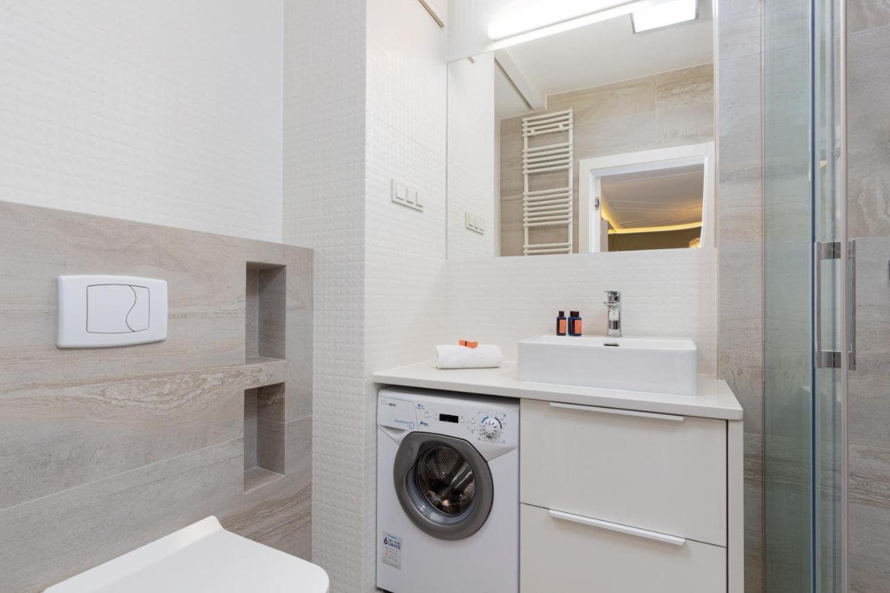 City Center Apartments Grzybowska With Parking By Noclegi Renters Варшава Екстер'єр фото