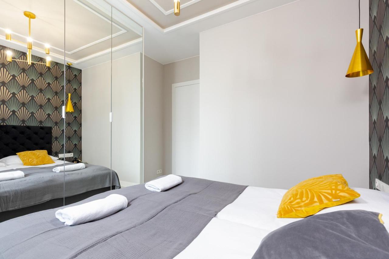 City Center Apartments Grzybowska With Parking By Noclegi Renters Варшава Екстер'єр фото